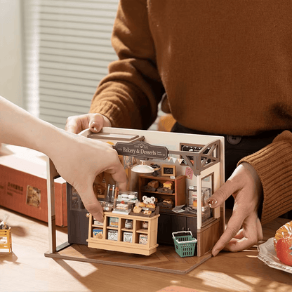 Becka's Baking House Miniature House - assembly