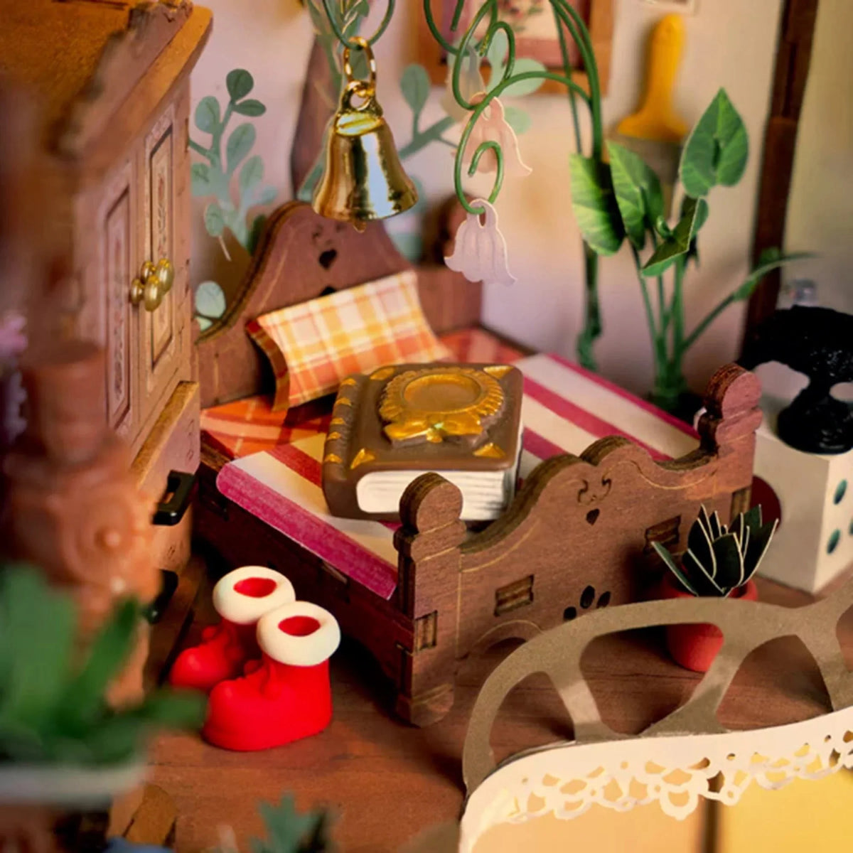 Fairytale Tree House Book Nook - bedroom