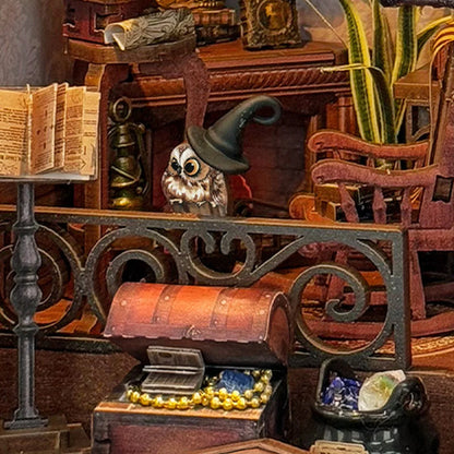 Magic Abode Book Nook - owl and treasure chest