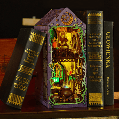 Mystic Theurge's Hut Book Nook - Witch Hut | 240 pcs